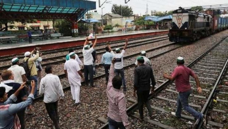 Hintli çiftçiler tarım yasalarını tren raylarında protesto etti